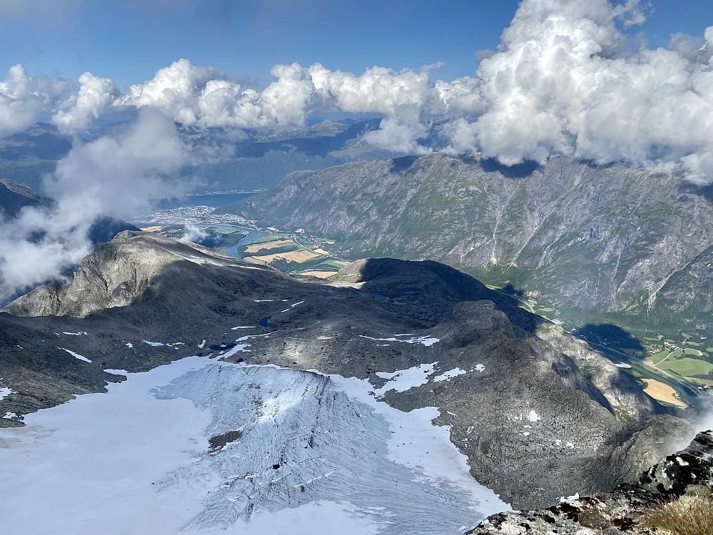 Utsikt mot Åndalsnes. Adelsbreen i front