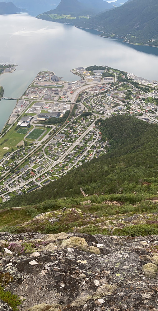Åndalsnes med rampestreken midt i bildet