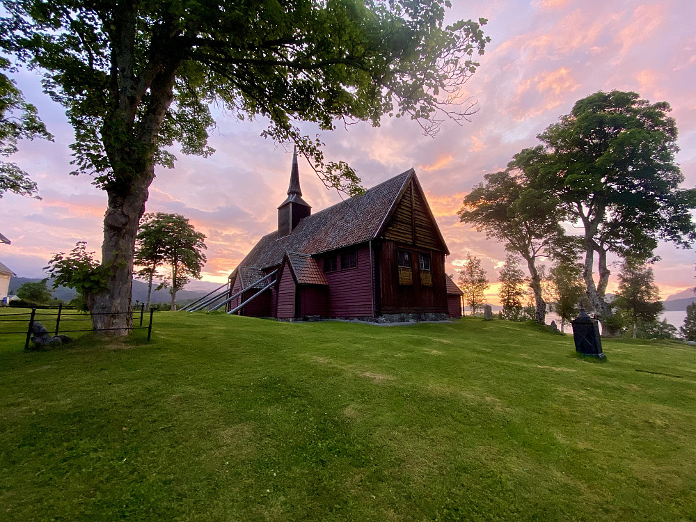 Kvernes stavkirke i solnedgang på vei hjem