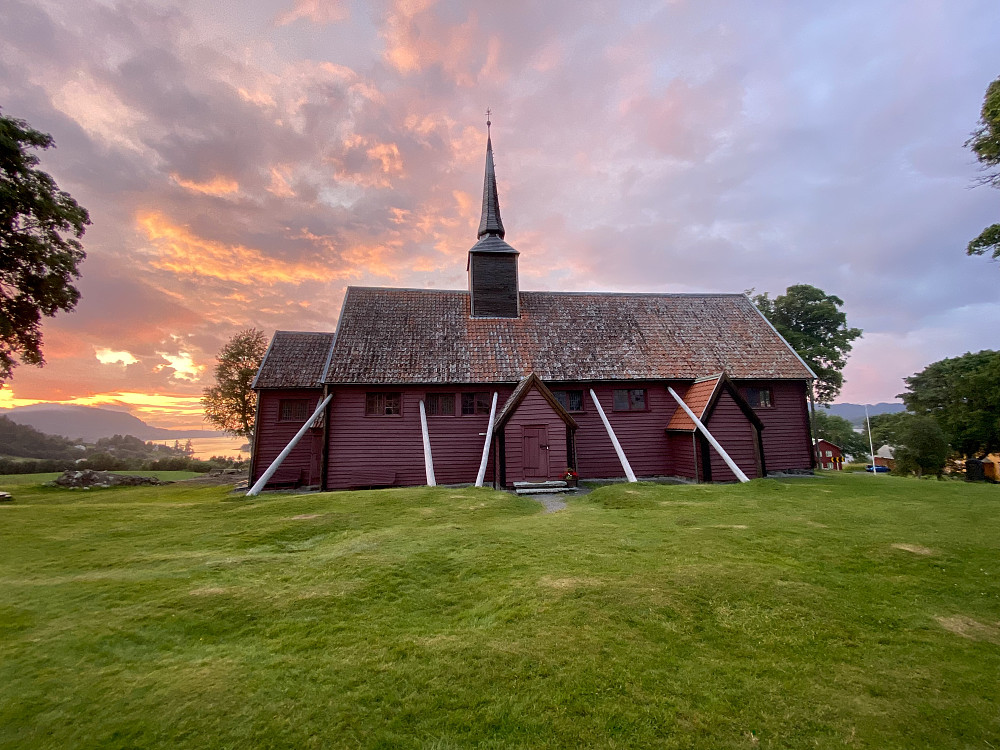 Kvernes stavkirke i solnedgang på vei hjem