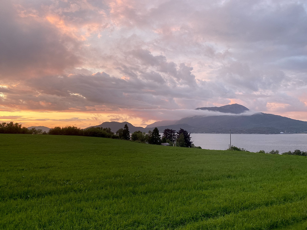 Solnedgang med Freikollen i bakgrunnen på vei hjem