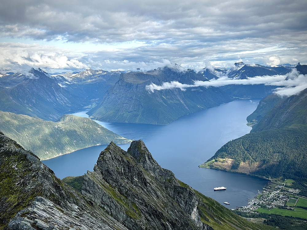 Utsikt fra Miendalstinden