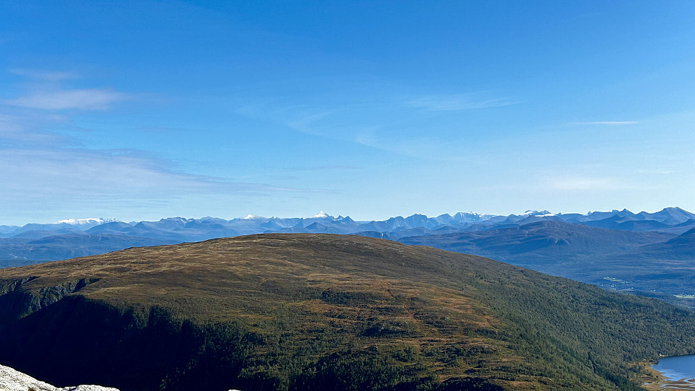 Raudtua forran. Sunndalstopper med nysnø bak