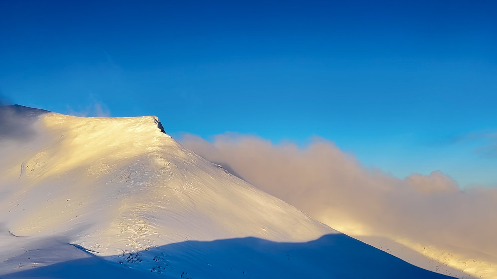 Været lettet i det jeg ankom toppen. Utsikt mot Snøtinden