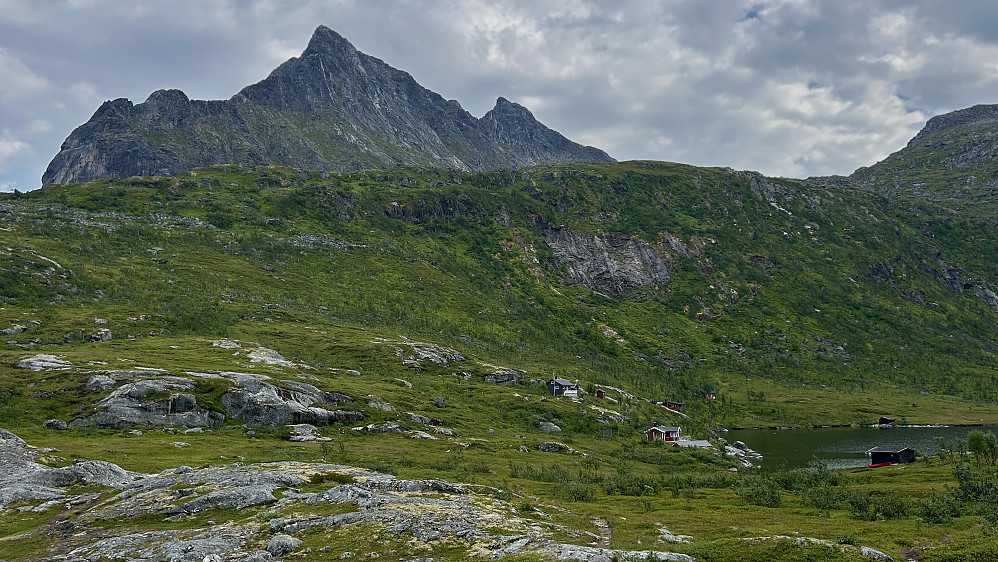 Breitinden (Sørøst her på peakbook) altså Senjas høyeste punkt, er tinden helt til høyre