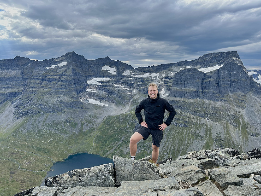 Ole poserer foran allmektige Skarfjell og trollheimskongen Store Trolla