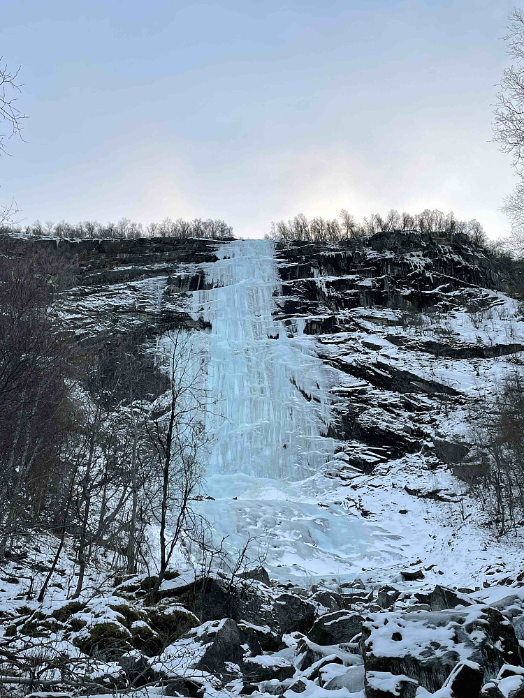 Hovedfossen sett fra toppen av anmarsjklatringen