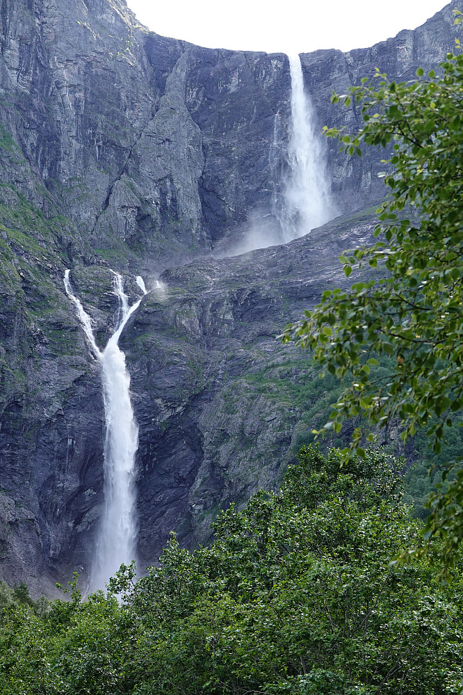 Avslutning på dagen ble familietur opp til Mardalsfossen og til slutt kos nede ved vatnet.
