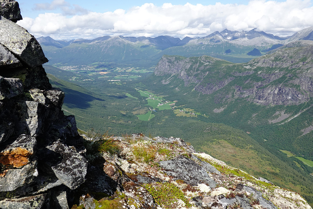 Tilbakeblikk mot Erstaddalen, Isfjorden og kjente fjell.