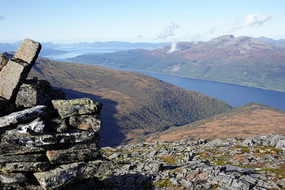 Fra Dølmørhaugen med Langfjorden og Skåla.