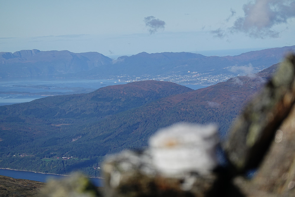 Mot Molde for å dobbeltsjekke om det er en "ekte" panoramatopp. Varden i Molde heldigvis synlig.