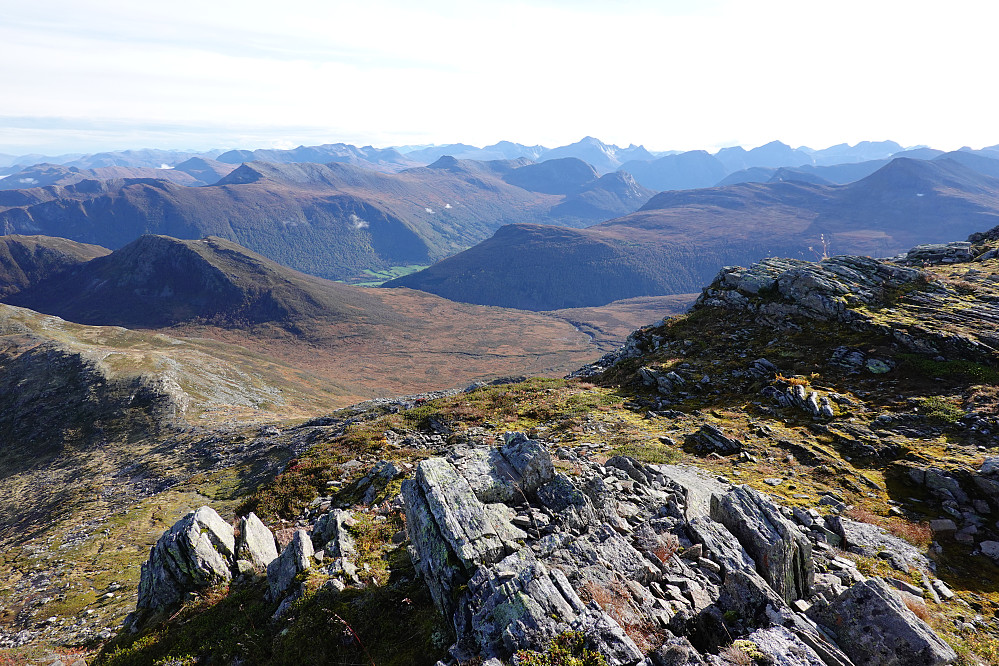 Fra Dølmørhaugen tilbake mot Liasætra, Vistdalen og mange kjente fjell i synsranda.