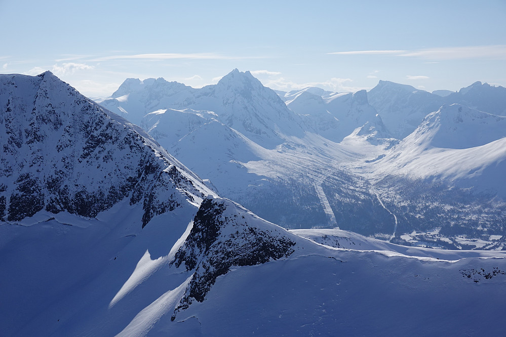 Flott utsikt innover Romsdalen med Kyrkjetaket til venstre og masse kjente topper i bakgrunnen.
