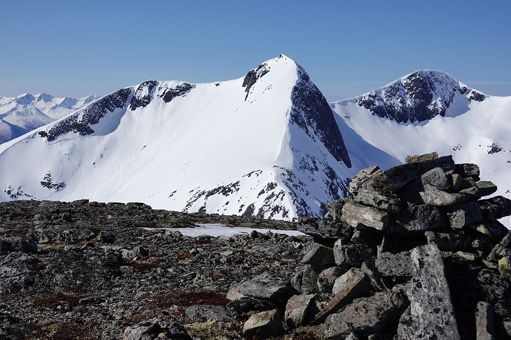 Fra Gravfjellet med Smørbottinden og Kvasstinden bak.