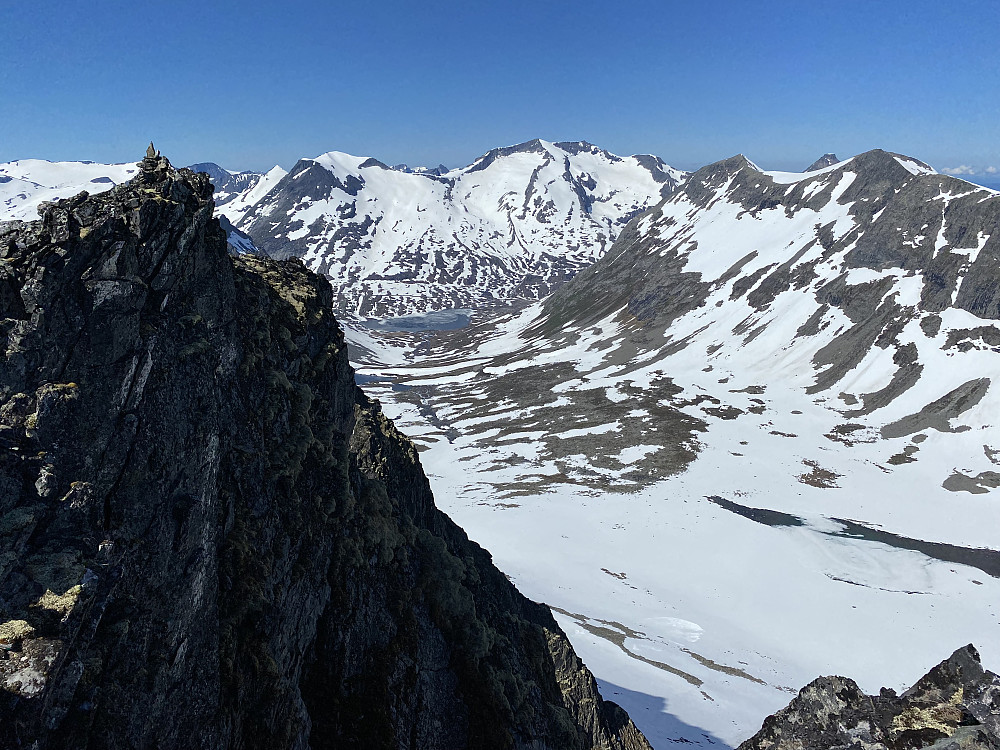 Fra Skarfjellet Nord med Skarfjellet Vest og Alnesdalen.