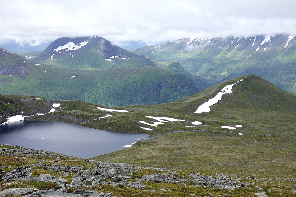 Fra ura på Geitmjølktinden retning bl.a. Vardfjellet.