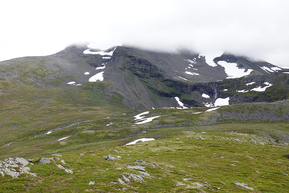 Fra Vardfjellet tilbake mot toppene i tåka.