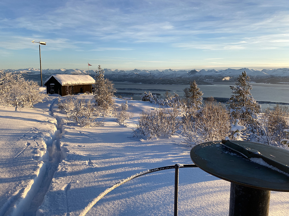 Mye folk på Varden, men få på ski av en eller annen grunn.