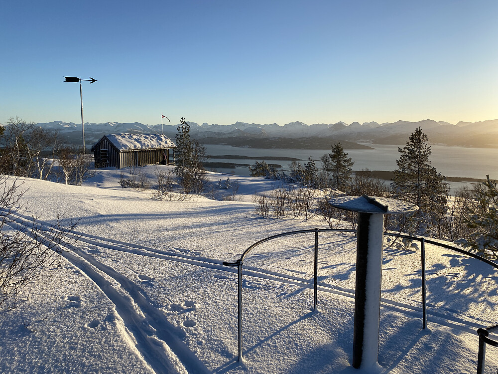 Tenkte å være førstemann til skiva på Varden i 2023, men neida: Peakbook-kongen m/frue fra Kringsjå hadde allerede vært der selvsagt.