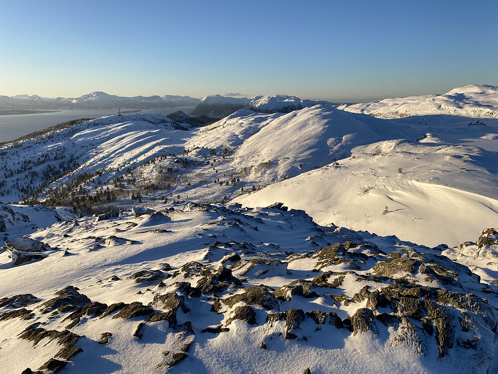 Ikke enorme snømengder på toppen av Moldeheia, blåst bort det meste der.
