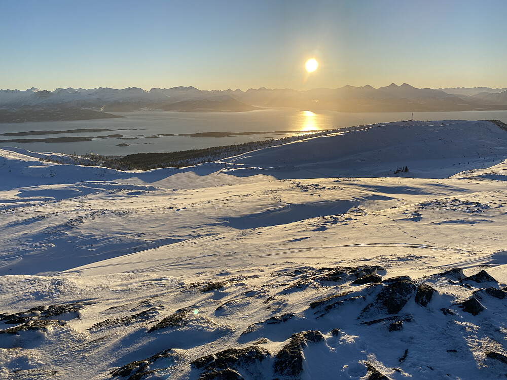 Fra Middagsfjellet mot byen og sola som skinte i flere timer denne første dagen i 2023.