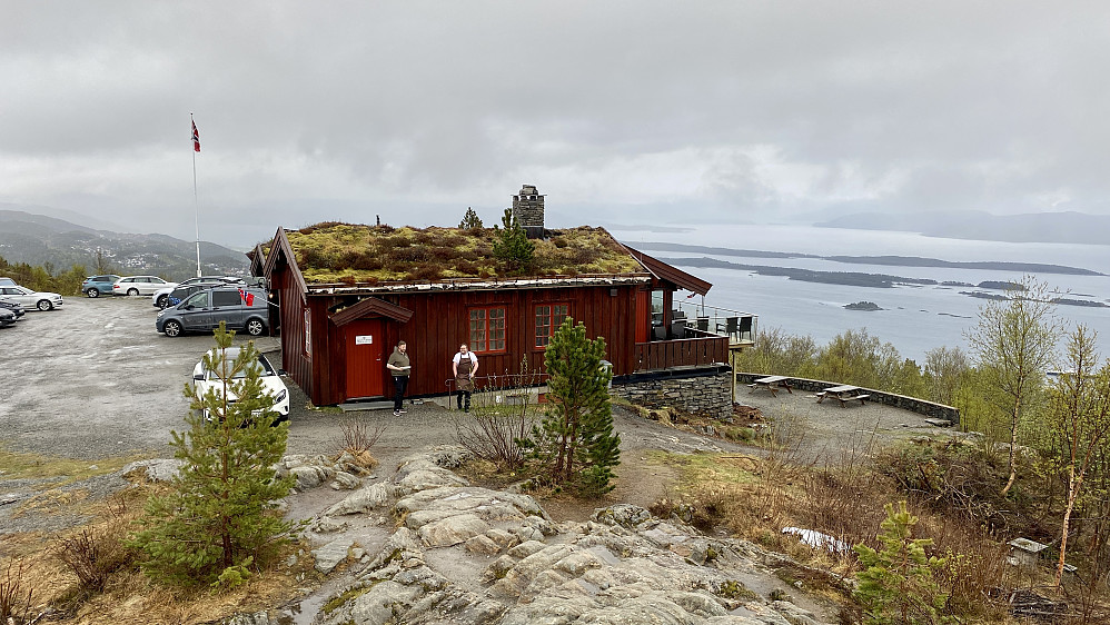 Åpen nyoppusset Vardestue med nye eiere og drivere. Fullt med folk.