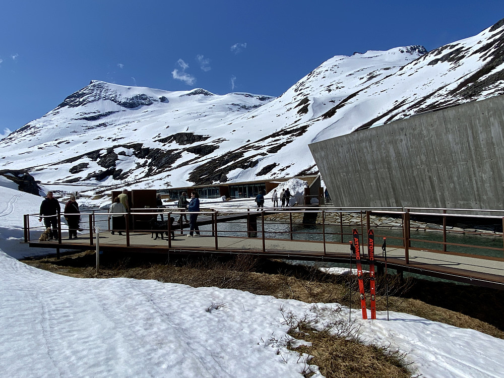 Ski helt fram til p-plass og turistkaoset.