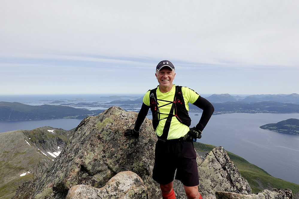 Når jeg krøp gjennom hullet til toppen dukka det opp 3 stk som stod der, og som tok bilde av meg med Ålesund i bakgrunnen.