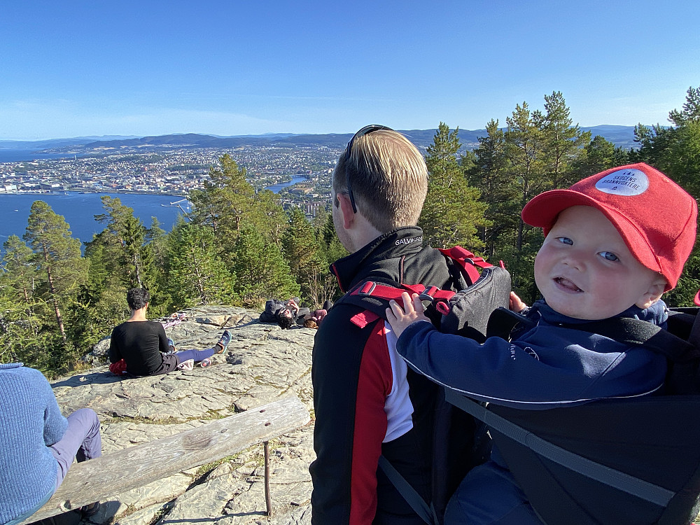 Få barnebarn ut på topptur er viktig læring.
