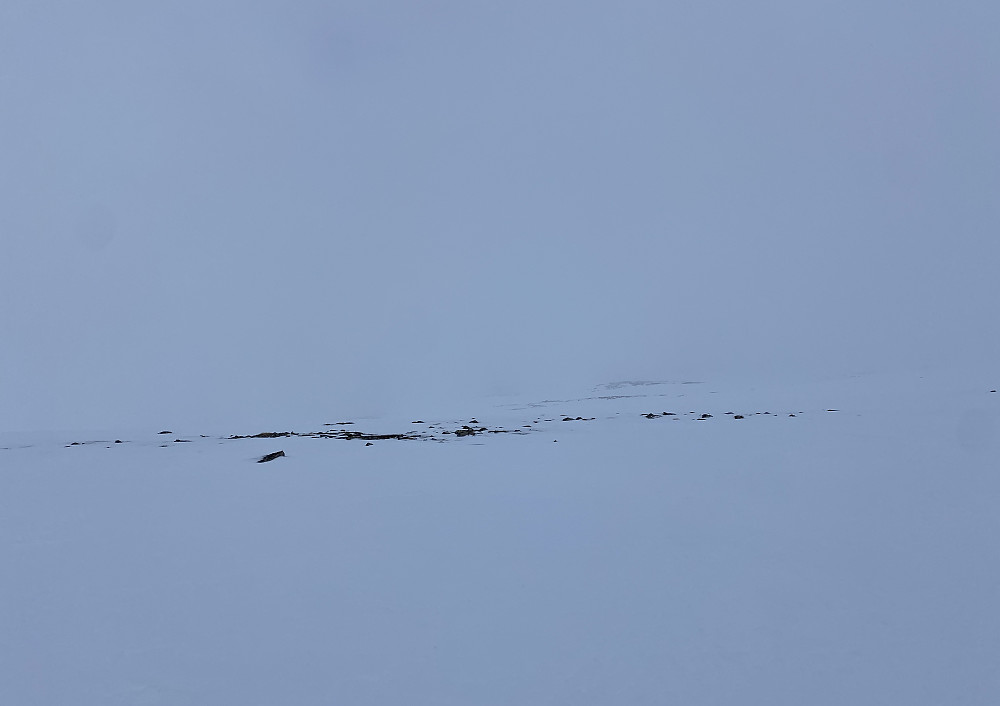 Plutselig kom tåka og ting ble ikke fullt så enkelt, men med GPS og litt kartkunnskaper var det bare å gå på "kompasskurs". 