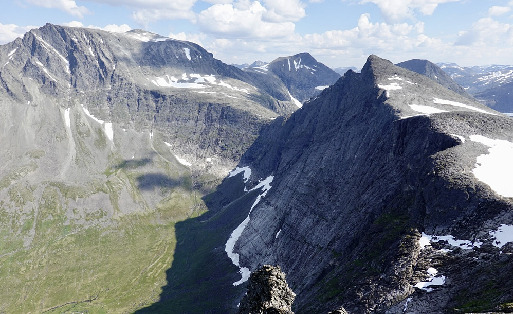 Her ser vi de 3 neste topene til høyre, mens Finnan og Alnestinden ruver i bakgrunnen.
