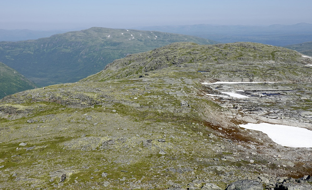 De to siste toppene der nede et sted.