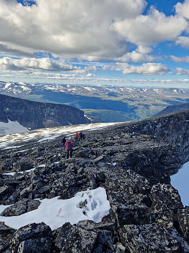 Akkurat gått frå toppen og er på retur ned mot Løyfte, skaret mellom Veslepiggen og Galdhøe. 