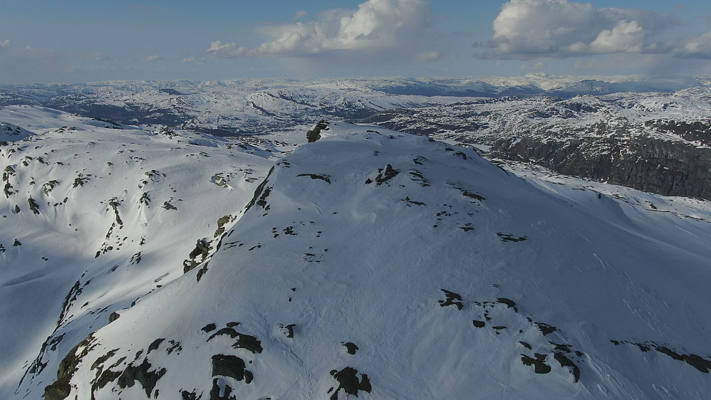 Skrott, sett mot NW