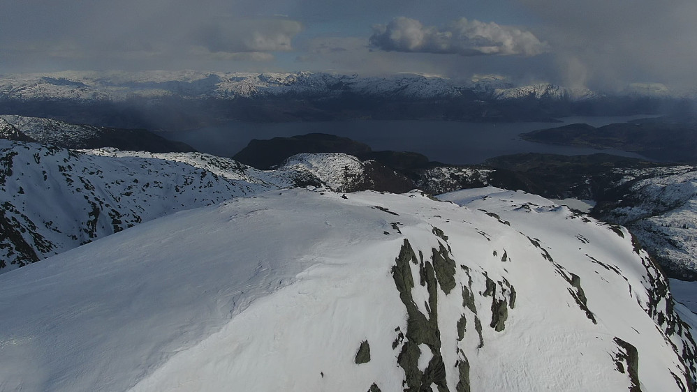 Skrott, med Hardangerfjorden 