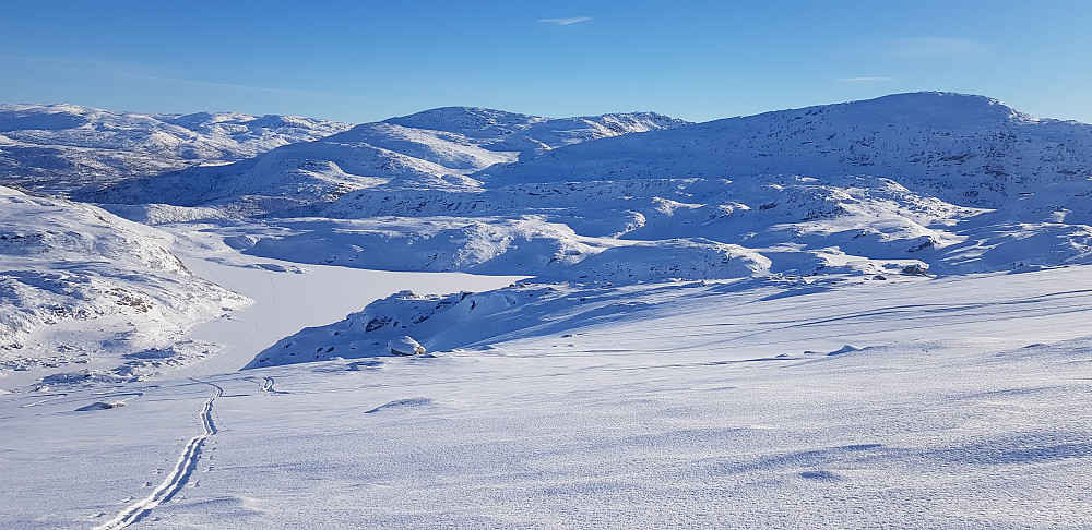 På ryggen mot Liabukken. Oddmundsdalsvatnet der nede