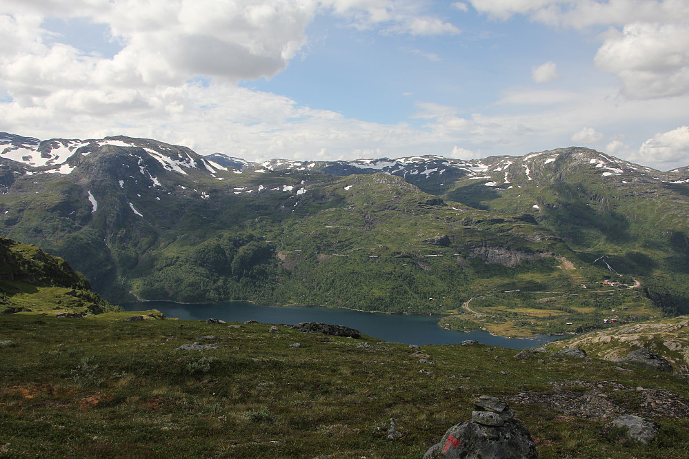 Et godt stykke oppover der terrenget begynner å flate ut mot toppen. Utsikt mot Reinungavatnet, Geitanosi og Boksmassivet