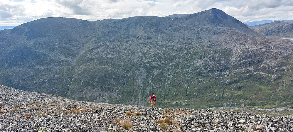 Ned i Trøymbotn, Kyrkjebønøse i bakgrunnen