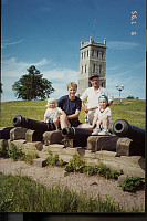Ved kanonene foran Slottsfjellstårnet som ble reist i 1888.