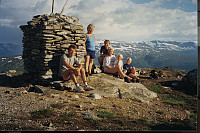 Familiebilde på toppen av Gryta. Skarsteinsfjellet og Storlogpiken bak til høyre.