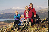 Familiebilde på Sukkertoppen med Rondane i bakgrunnen.