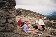 På toppen av Neverdalsfjellet med utsikt vestover.