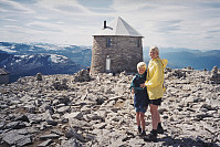Meg og Mamma ved Skålatårnet med utsikt sørvestover.