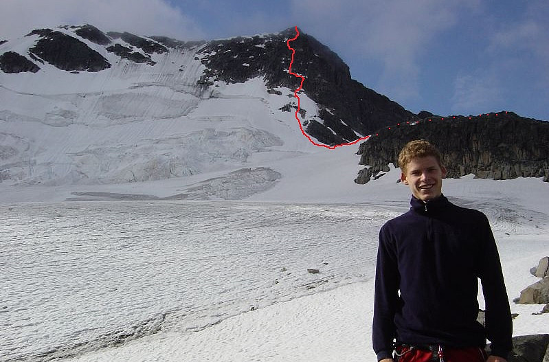 Lånt bilde fra en tidligere tur. Har grovt tegnet inn ruta vår opp nordvestryggen på Styggedalstinden. Hakket mindre snø da vi var der enn hva det er på dette bildet.