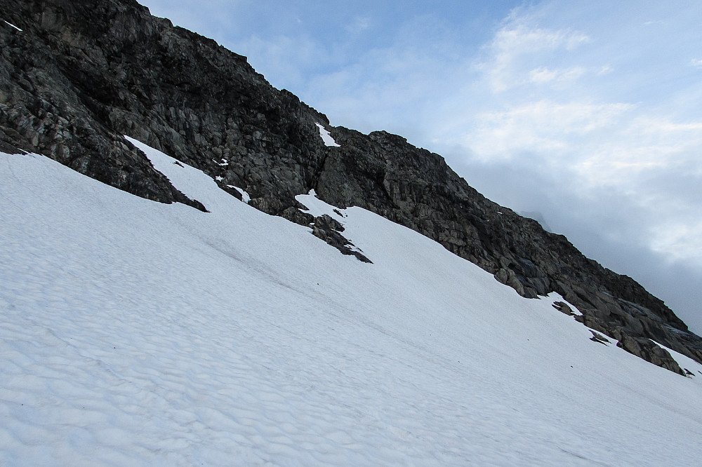 Kløfta ned til Stølsmaradalsbreen fra Midtmaradalsryggen ses tydelig sentralt i bildet.