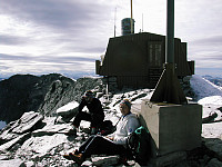 På toppen av Snøhetta hvor det finnes militære installasjoner.