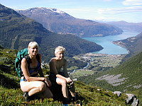 Langs stien på ca. 850 moh. Fin utsikt mot Loen og Indre Nordfjord.