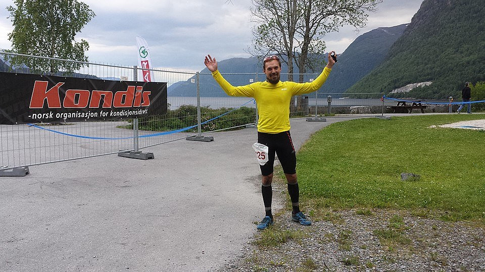 En sliten og lykkelig Rasmus i mål etter å ha løpt 75 km og 5600 høydemeter i krevende terreng på 12t 55min. Imponerende!