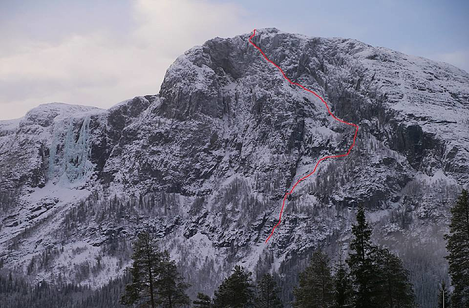 Veslehorn er et naturlig blikkfang når man kjører forbi Hemsedal. Til venstre ses Hydnefossen. Ruta vår er inntegnet med rødt.