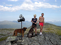 Meg og Halvor på toppen av Holmøyskaregga.